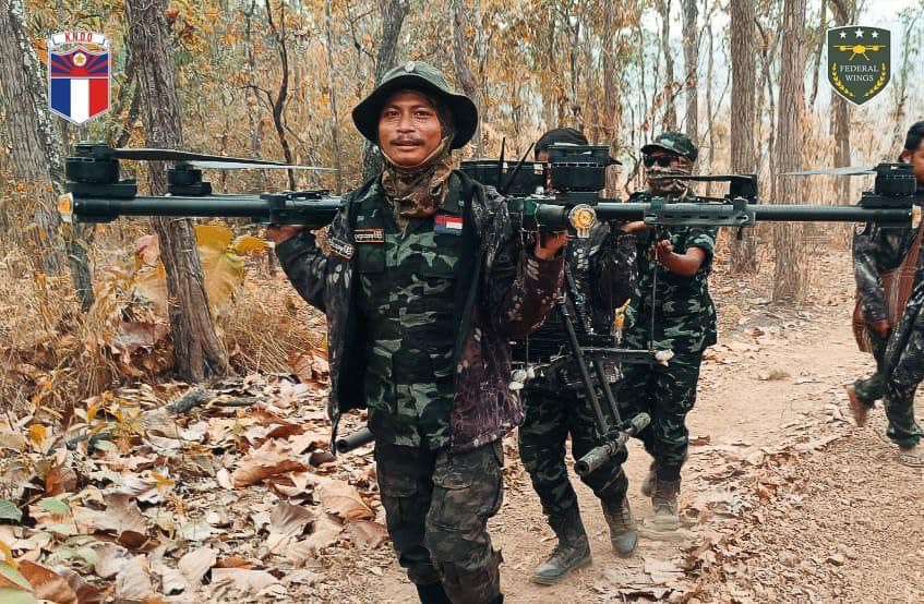 (မြ၀တီမြို့ တောင်ဘက်ရှိ စစ်ကောင်စီတပ်စခန်း သုံးခုကို တိုက်ခိုက်ခဲ့သည့် တိုက်ပွဲဝင်ရဲဘော်များအား တွေ့ရစဉ်။ ဓာတ်ပုံ - Federal Wings)
