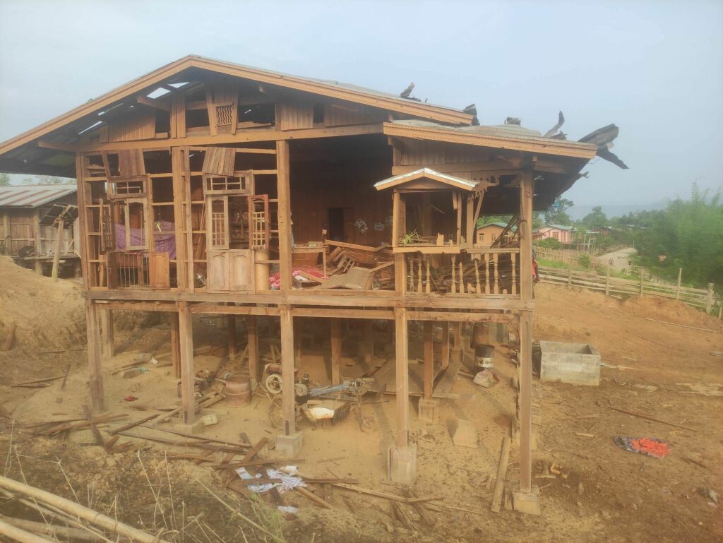(စစ်ကောင်စီ လေကြောင်းတိုက်ခိုက်မှုကြောင့် ကြောင်လည်ရွာရှိ လူနေအိမ်များ ထိခိုက်ပျက်စီးနေသည်ကို တွေ့ရစဥ်။ ဓာတ်ပုံ - Banmauk Revolution - BR)