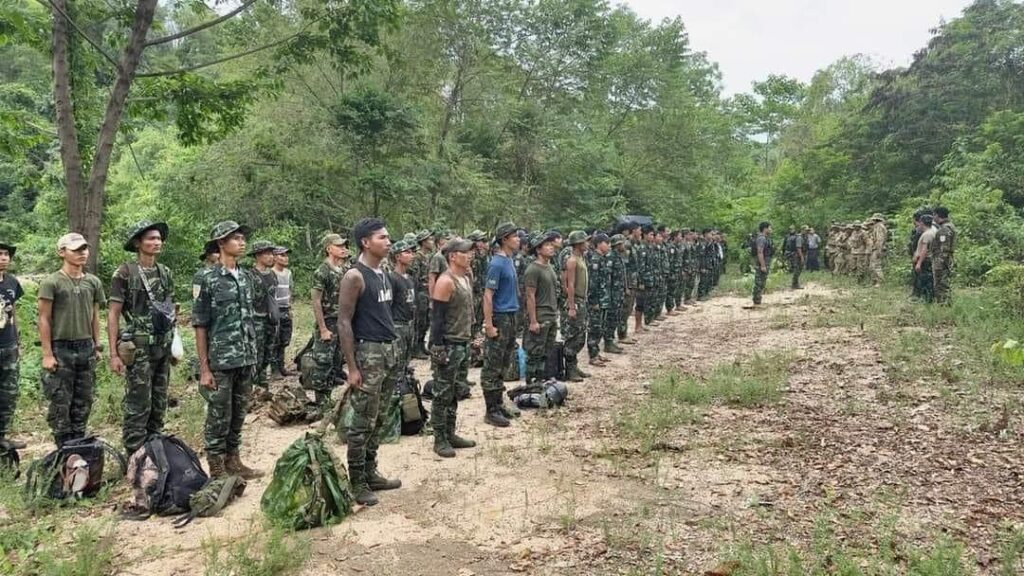 (ပဲခူးတိုင်းအတွင်းရှိ ရှေ့တန်းစစ်မြေပြင် တစ်နေရာသို့လာရောက်ခဲ့သည့် ဝန်ကြီးဦးလွင်ကိုလတ်အား တွေ့ရစဉ်။ ဓာတ်ပုံ - Royal Peacock Column)