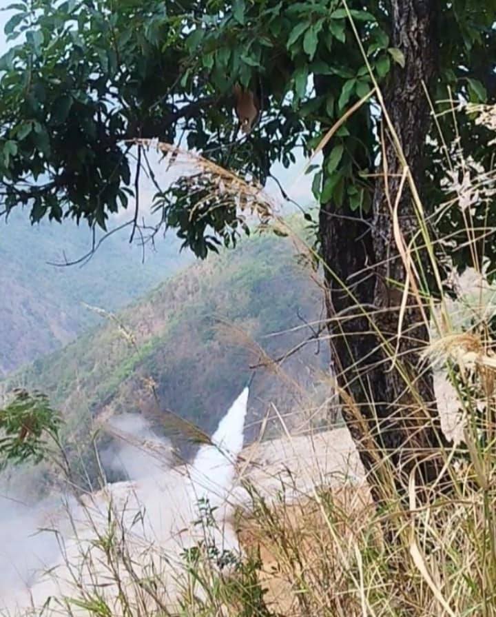 (မင်းတပ် ချင်းကာကွယ်ရေးတပ်(CDF)မှ ရဲဘော်များ လက်နက်ကြီးဖြင့် ပစ်ခတ်တိုက်ခိုက်နေစဥ်။ ဓာတ်ပုံ - Chin Defence Force - Mindat)