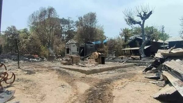 (စစ်ကောင်စီတပ် မီးရှို့ဖျက်ဆီးသွားသော မော်တော်ယာဥ်များနှင့် နေအိမ်များအား တွေ့ရစဥ်။ ဓာတ်ပုံ - Cj)