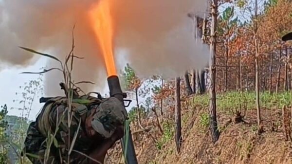 (မင်းတပ် ချင်းကာကွယ်ရေးတပ်(CDF)မှ ရဲဘော်များ လက်နက်ကြီးဖြင့် ပစ်ခတ်တိုက်ခိုက်နေစဥ်။ ဓာတ်ပုံ - Chin Defence Force - Mindat)