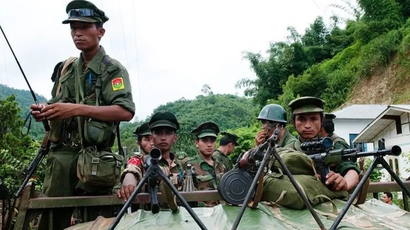(KIAနှင့်TNLA တပ်မှ ရဲဘော်များအား တွေ့ရစဥ်။ ဓာတ်ပုံ - AFP၊GETTY IMAGES)