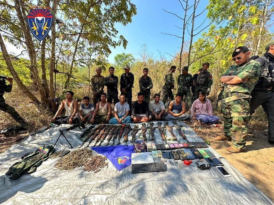 (နှစ်လတာတိုက်ပွဲအတွင်း စစ်ကောင်စီတပ်ထံမှ သိမ်းဆည်းရမိသော စစ်သုံ့ပန်းများနှင့် လက်နက်ခဲယမ်းများအား တွေ့ရစဉ်။ ဓာတ်ပုံ - ကော်ဘရာစစ်ကြောင်း)