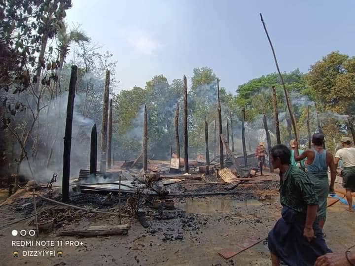 (ရေလယ်ကျွန်းဒေသရှိ စစ်ကောင်စီတပ် မီးရှို့ဖျက်ဆီးသွားသော နေအိမ်များအား တွေ့ရစဥ်။ ဓာတ်ပုံ-Cj)