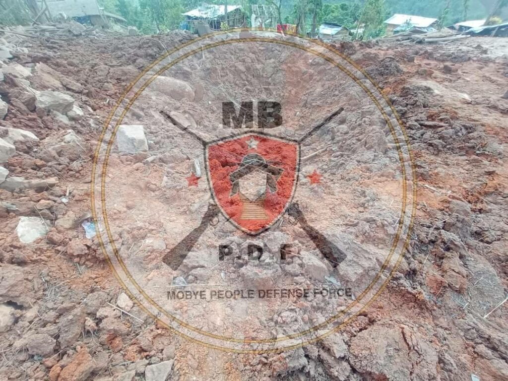 (ယမန်နေ့ ညပိုင်းက စစ်ကောင်စီတပ် ပစ်ခတ်သည့်လက်နက်ကြီးနှင့် ယနေ့နံနက်ပိုင်း လေကြောင်းတိုက်ခိုက်မှုကြောင့် ပျက်စီးခဲ့သည့် နေအိမ်အချို့အား တွေ့ရစဥ်။ ဓာတ်ပုံ - မိုးဗြဲ PDF)