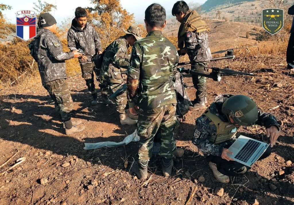 (မြ၀တီမြို့ တောင်ဘက်ရှိ စစ်ကောင်စီတပ်စခန်း သုံးခုကို တိုက်ခိုက်ခဲ့သည့် တိုက်ပွဲဝင်ရဲဘော်များအား တွေ့ရစဉ်။ ဓာတ်ပုံ - Federal Wings)