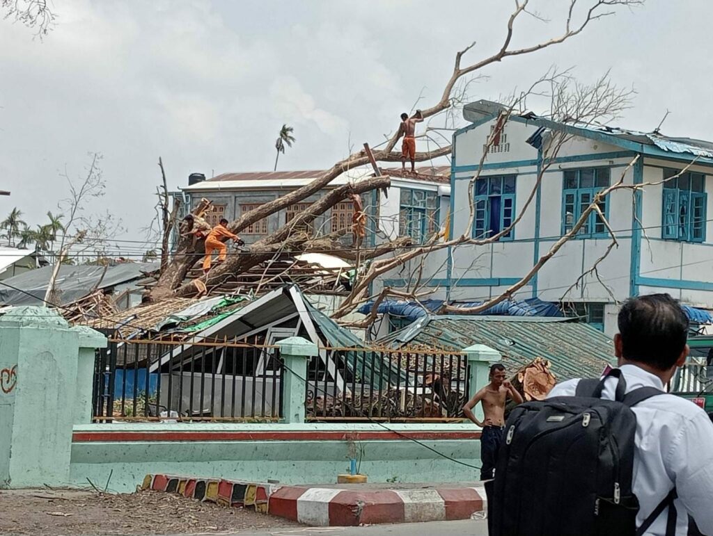 (မိုခါမုန်တိုင်းကြောင့် အပျက်အစီးများကိုတွေ့ရစဥ်။ ဓါတ်ပုံ-CJ)