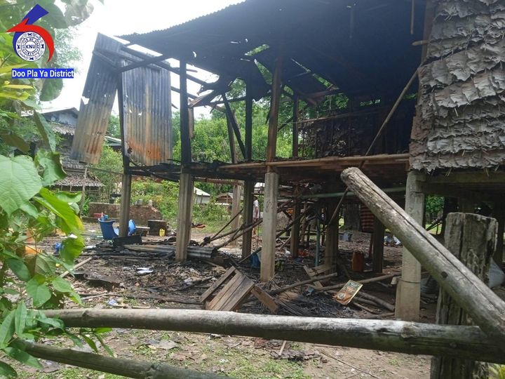 (ကျုံဒိုးမြို့နယ်အတွင်းသို့ စစ်ကောင်စီတပ်က လက်နက်ကြီးများဖြင့်ပစ်ခတ်၍ နေအိမ်များ ထိမှန် ပျက်စီးနေသည်ကို တွေ့ရစဥ်။ ဓာတ်ပုံ - ဒူးပလာယာခရိုင်)