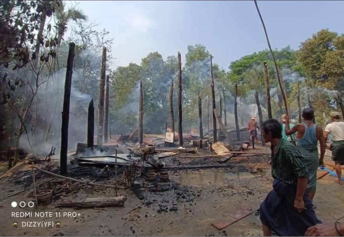 (ရေလယ်ကျွန်းဒေသရှိ စစ်ကောင်စီတပ် မီးရှို့ဖျက်ဆီးသွားသော နေအိမ်များအား တွေ့ရစဥ်။ ဓာတ်ပုံ-Cj)