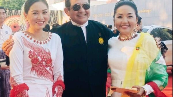 (စစ်​ကောင်စီ၏ စစ်​ရေးပြအခမ်းအနားတက်​ရောက်ရင်းစစ်​ကောင်စီ​ပြောခွင့်ရပုဂ္ဂိုလ်အပါအဝင်စစ်တပ်​ထောက်ခံသူများနှင့် ဓါတ်ပုံရိုက်ကူးခဲ့​စဥ်နှင့်စစ်သားများကို ရိက္ခာ​ဝေ​နေ​သော လီလီ​ကျော်နိုင်။ ဓာတ်ပုံ -လီလီ​ကျော်နိုင်ဖေစ်ဘွခ်)