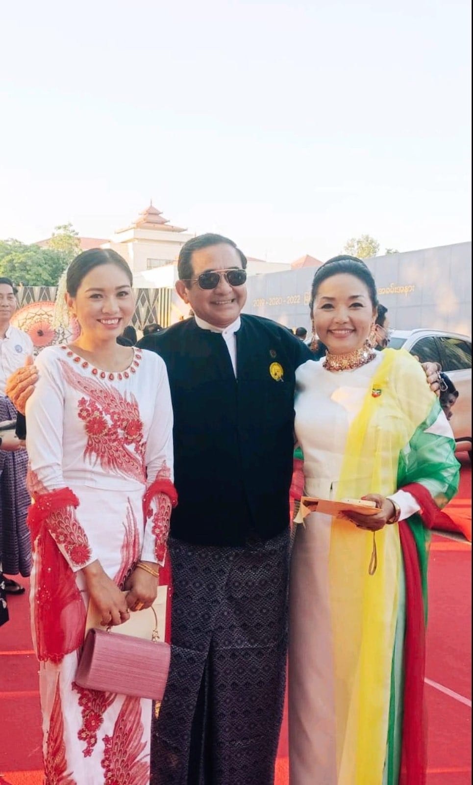 (စစ်​ကောင်စီ၏ စစ်​ရေးပြအခမ်းအနားတက်​ရောက်ရင်းစစ်​ကောင်စီ​ပြောခွင့်ရပုဂ္ဂိုလ်အပါအဝင်စစ်တပ်​ထောက်ခံသူများနှင့် ဓါတ်ပုံရိုက်ကူးခဲ့​စဥ်နှင့်စစ်သားများကို ရိက္ခာ​ဝေ​နေ​သော လီလီ​ကျော်နိုင်။ ဓာတ်ပုံ -လီလီ​ကျော်နိုင်ဖေစ်ဘွခ်)