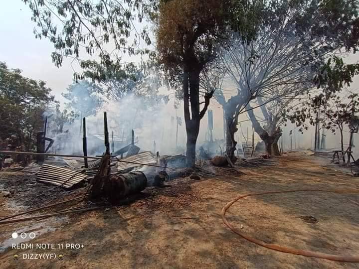 (ရေလယ်ကျွန်းဒေသရှိ စစ်ကောင်စီတပ် မီးရှို့ဖျက်ဆီးသွားသော နေအိမ်များအား တွေ့ရစဥ်။ ဓာတ်ပုံ-Cj)