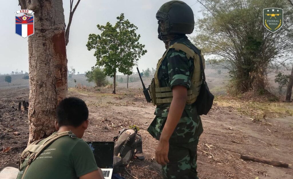 (မြ၀တီမြို့ တောင်ဘက်ရှိ စစ်ကောင်စီတပ်စခန်း သုံးခုကို တိုက်ခိုက်ခဲ့သည့် တိုက်ပွဲဝင်ရဲဘော်များအား တွေ့ရစဉ်။ ဓာတ်ပုံ - Federal Wings)
