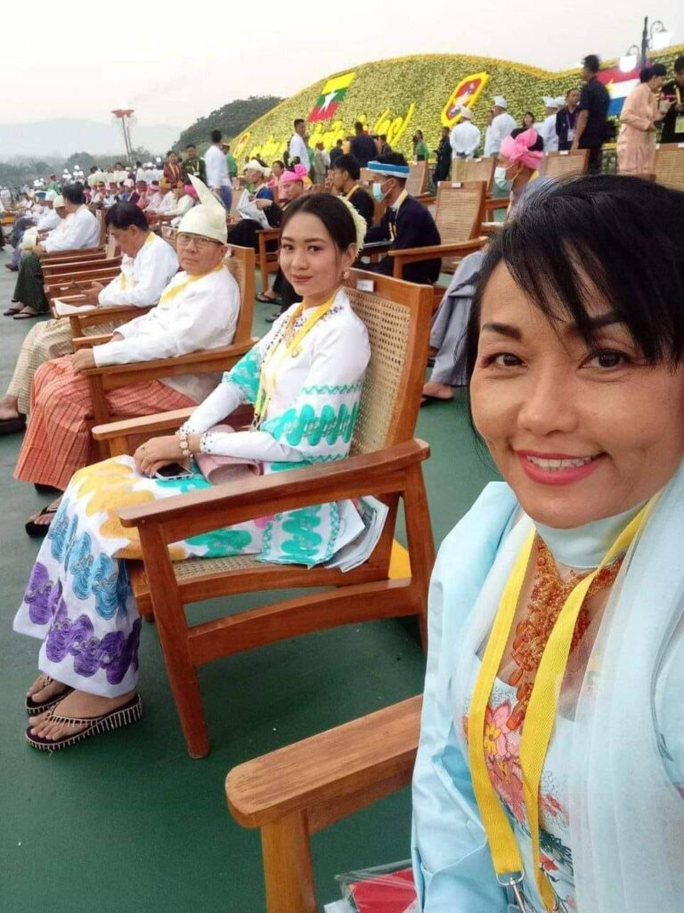 (စစ်​ကောင်စီ၏ စစ်​ရေးပြအခမ်းအနားတက်​ရောက်ရင်းစစ်​ကောင်စီ​ပြောခွင့်ရပုဂ္ဂိုလ်အပါအဝင်စစ်တပ်​ထောက်ခံသူများနှင့် ဓါတ်ပုံရိုက်ကူးခဲ့​စဥ်နှင့်စစ်သားများကို ရိက္ခာ​ဝေ​နေ​သော လီလီ​ကျော်နိုင်။ ဓာတ်ပုံ -လီလီ​ကျော်နိုင်ဖေစ်ဘွခ်)