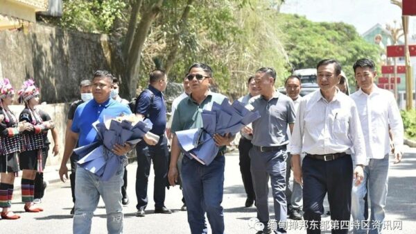 (မြောက်ပိုင်းသုံးဖွဲ့မှ ခေါင်းဆောင်ပိုင်းများအား တွေ့ရစဥ်။ ဓာတ်ပုံ - Mongla News)
