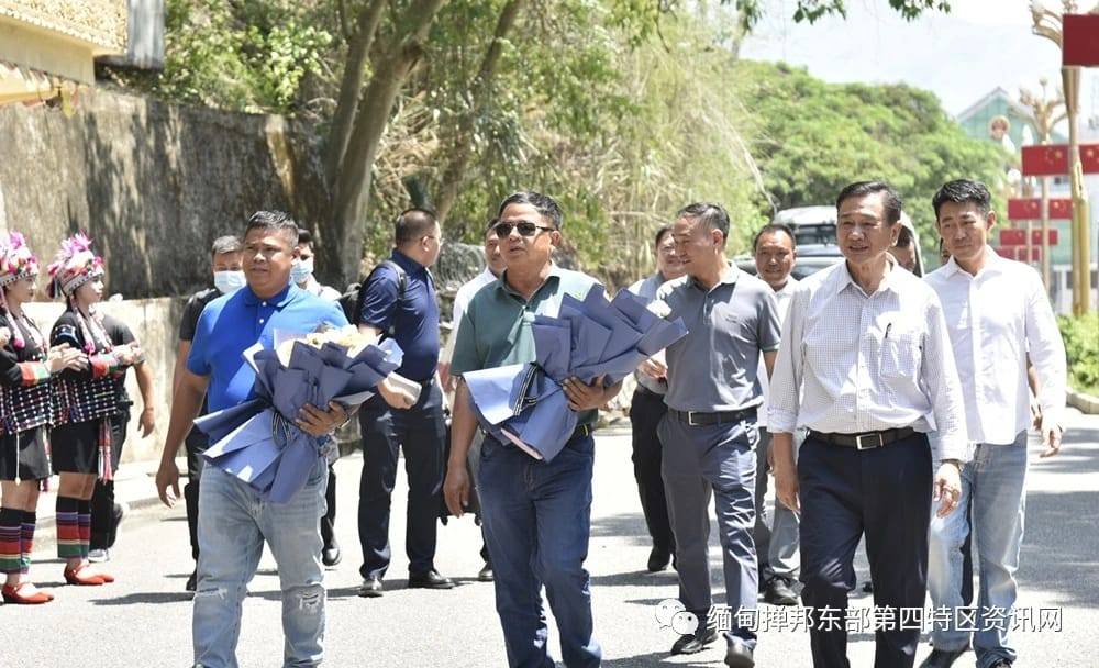 (မြောက်ပိုင်းသုံးဖွဲ့မှ ခေါင်းဆောင်ပိုင်းများအား တွေ့ရစဥ်။ ဓာတ်ပုံ - Mongla News)