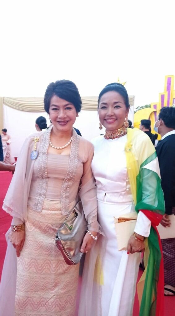(စစ်​ကောင်စီ၏ စစ်​ရေးပြအခမ်းအနားတက်​ရောက်ရင်းစစ်​ကောင်စီ​ပြောခွင့်ရပုဂ္ဂိုလ်အပါအဝင်စစ်တပ်​ထောက်ခံသူများနှင့် ဓါတ်ပုံရိုက်ကူးခဲ့​စဥ်နှင့်စစ်သားများကို ရိက္ခာ​ဝေ​နေ​သော လီလီ​ကျော်နိုင်။ ဓာတ်ပုံ -လီလီ​ကျော်နိုင်ဖေစ်ဘွခ်)