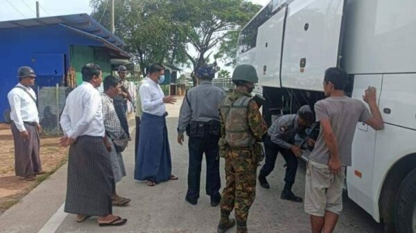 (စစ်ကောင်စီ၏ စစ်ဆေးရေးဂိတ်တစ်ခုအား တွေ့ရစဥ်။ ဓာတ်ပုံ-CJ)