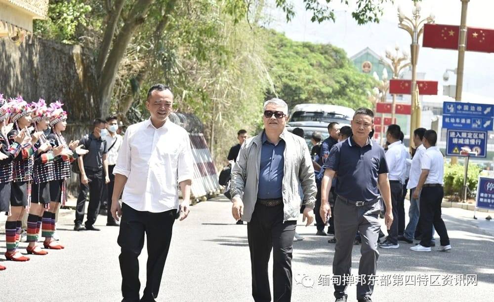 (မြောက်ပိုင်းသုံးဖွဲ့မှ ခေါင်းဆောင်ပိုင်းများအား တွေ့ရစဥ်။ ဓာတ်ပုံ - Mongla News)