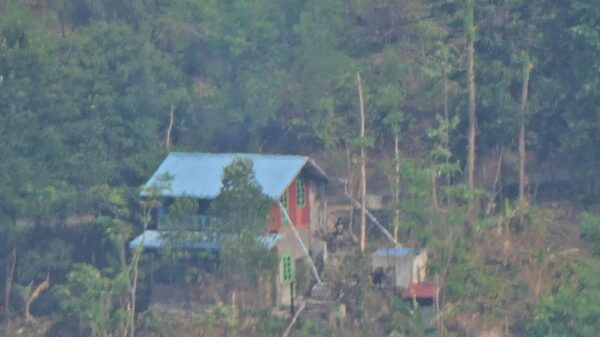 (စစ်ကောင်စီတပ်သားများ နေရာယူထားသော ထင်းချောင်းရွာရှိ နေအိမ်အား တွေ့ရစဉ်။ ဓာတ်ပုံ - HKL-Mindat)