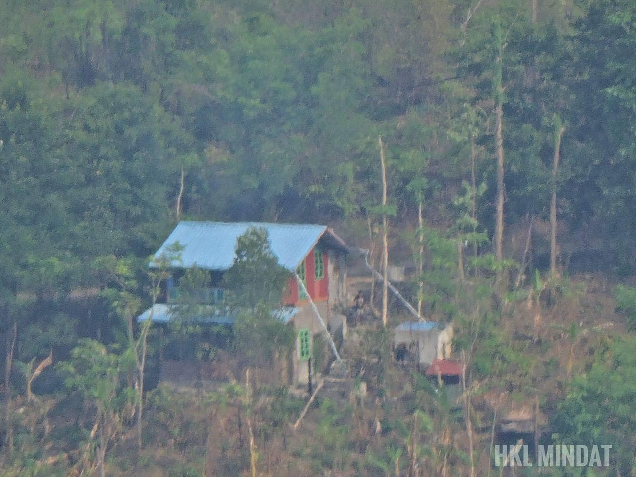 (စစ်ကောင်စီတပ်သားများ နေရာယူထားသော ထင်းချောင်းရွာရှိ နေအိမ်အား တွေ့ရစဉ်။ ဓာတ်ပုံ - HKL-Mindat)