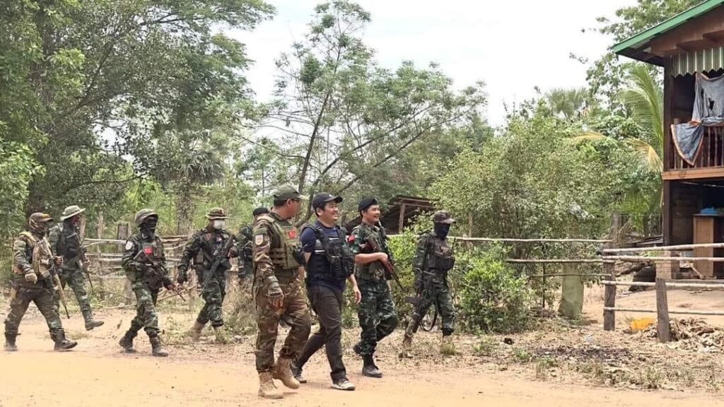 (ပဲခူးတိုင်းအတွင်းရှိ ရှေ့တန်းစစ်မြေပြင် တစ်နေရာသို့လာရောက်ခဲ့သည့် ဝန်ကြီးဦးလွင်ကိုလတ်အား တွေ့ရစဉ်။ ဓာတ်ပုံ - Royal Peacock Column)