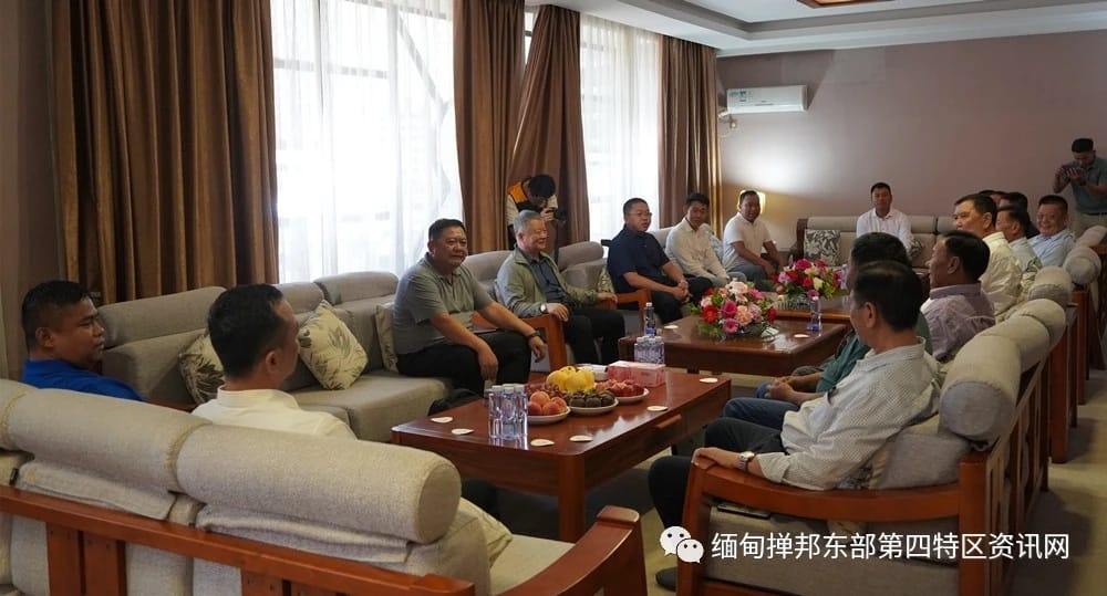 (မြောက်ပိုင်းသုံးဖွဲ့မှ ခေါင်းဆောင်ပိုင်းများအား တွေ့ရစဥ်။ ဓာတ်ပုံ - Mongla News)