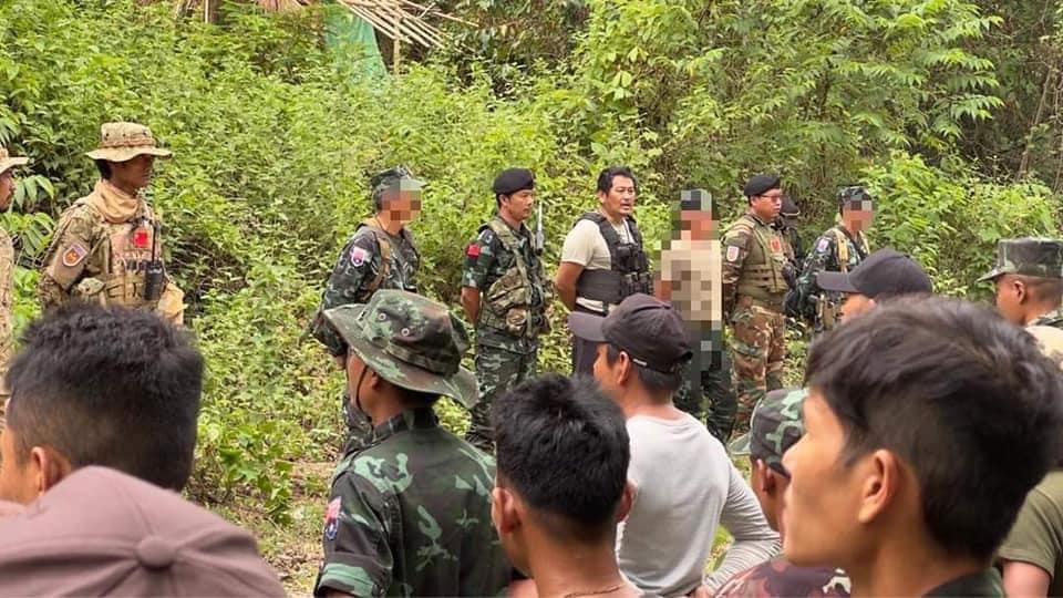 (ပဲခူးတိုင်းအတွင်းရှိ ရှေ့တန်းစစ်မြေပြင် တစ်နေရာသို့လာရောက်ခဲ့သည့် ဝန်ကြီးဦးလွင်ကိုလတ်အား တွေ့ရစဉ်။ ဓာတ်ပုံ - Royal Peacock Column)