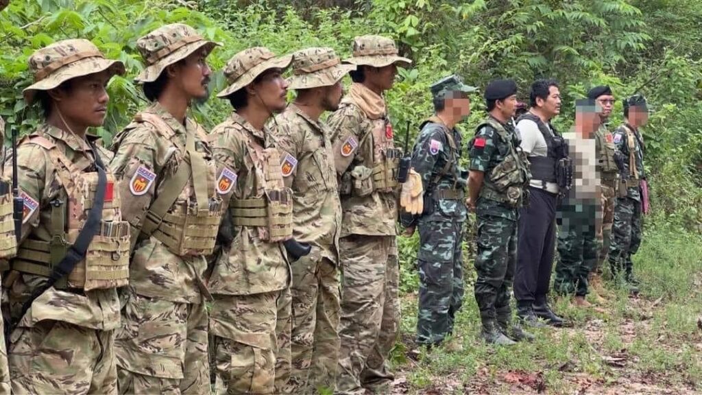 (ပဲခူးတိုင်းအတွင်းရှိ ရှေ့တန်းစစ်မြေပြင် တစ်နေရာသို့လာရောက်ခဲ့သည့် ဝန်ကြီးဦးလွင်ကိုလတ်အား တွေ့ရစဉ်။ ဓာတ်ပုံ - Royal Peacock Column)