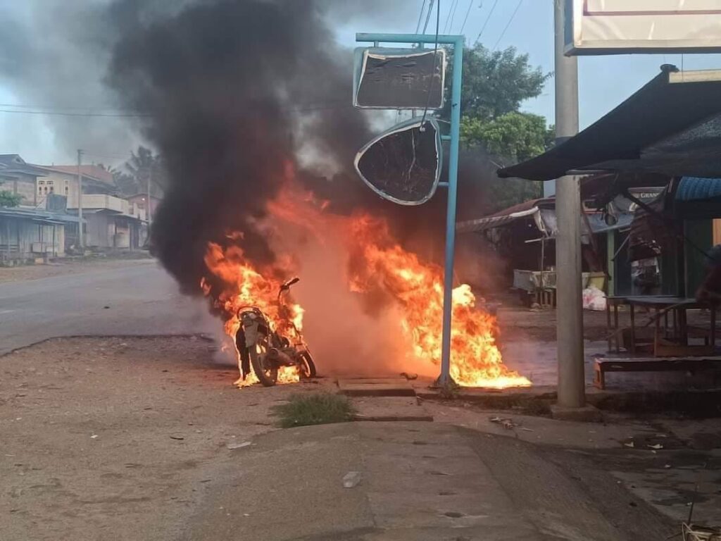 (ဇွန် ၃ ရက်နံနက်ပိုင်းက မိုးဗြဲမြို့ပေါ်သို့ စစ်ကောင်စီ တပ်ကလက်နက်ဖြင့်ရမ်းသမ်းပစ်ခတ်သဖြင့် ပြည်သူပိုင်ပစ္စည်းများထိခိုက်ပျက်စီးမှုအချို့အား တွေ့ရစဉ်။ဓါတ်ပုံ-CJ)