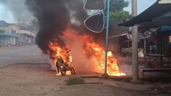 (ဇွန် ၃ ရက်နံနက်ပိုင်းက မိုးဗြဲမြို့ပေါ်သို့ စစ်ကောင်စီ တပ်ကလက်နက်ဖြင့်ရမ်းသမ်းပစ်ခတ်သဖြင့် ပြည်သူပိုင်ပစ္စည်းများထိခိုက်ပျက်စီးမှုအချို့အား တွေ့ရစဉ်။ဓါတ်ပုံ-CJ)