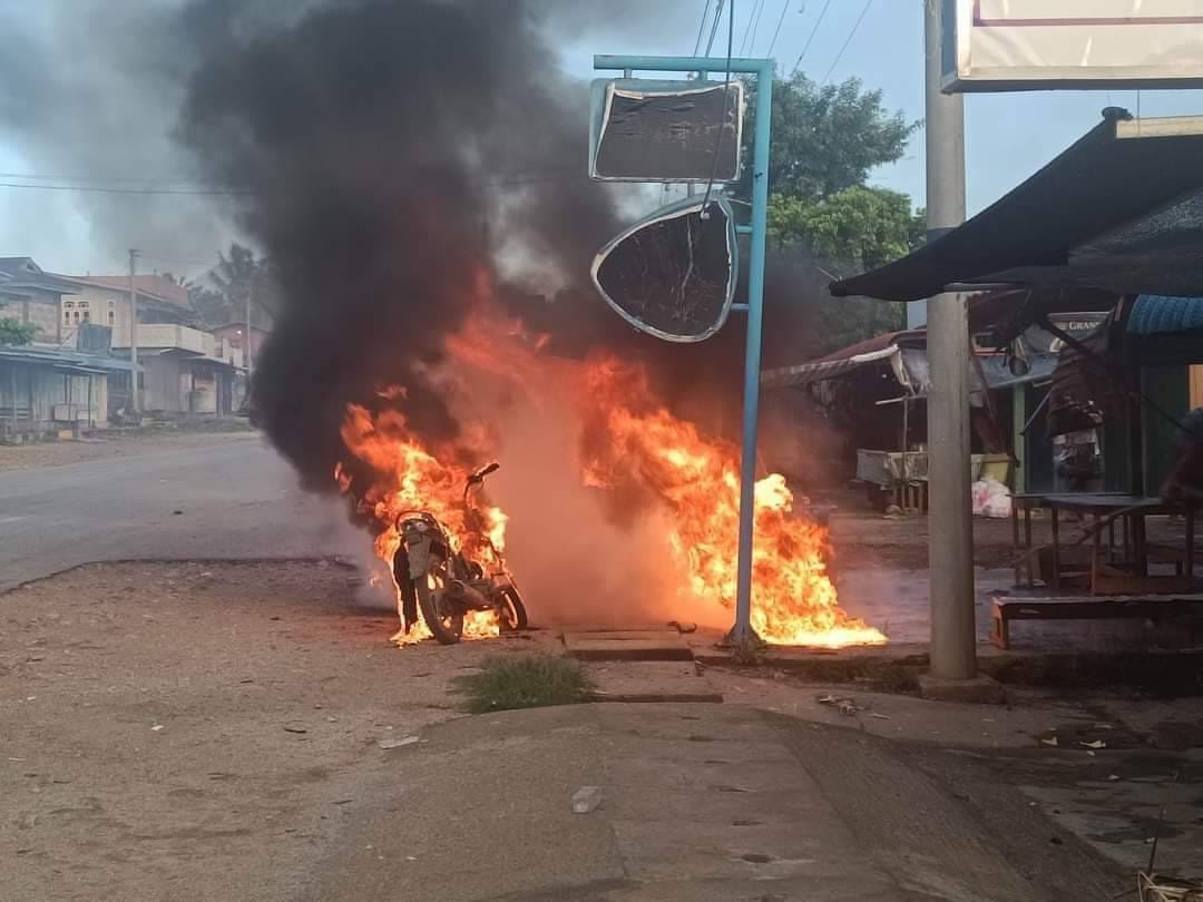 (ဇွန် ၃ ရက်နံနက်ပိုင်းက မိုးဗြဲမြို့ပေါ်သို့ စစ်ကောင်စီ တပ်ကလက်နက်ဖြင့်ရမ်းသမ်းပစ်ခတ်သဖြင့် ပြည်သူပိုင်ပစ္စည်းများထိခိုက်ပျက်စီးမှုအချို့အား တွေ့ရစဉ်။ဓါတ်ပုံ-CJ)