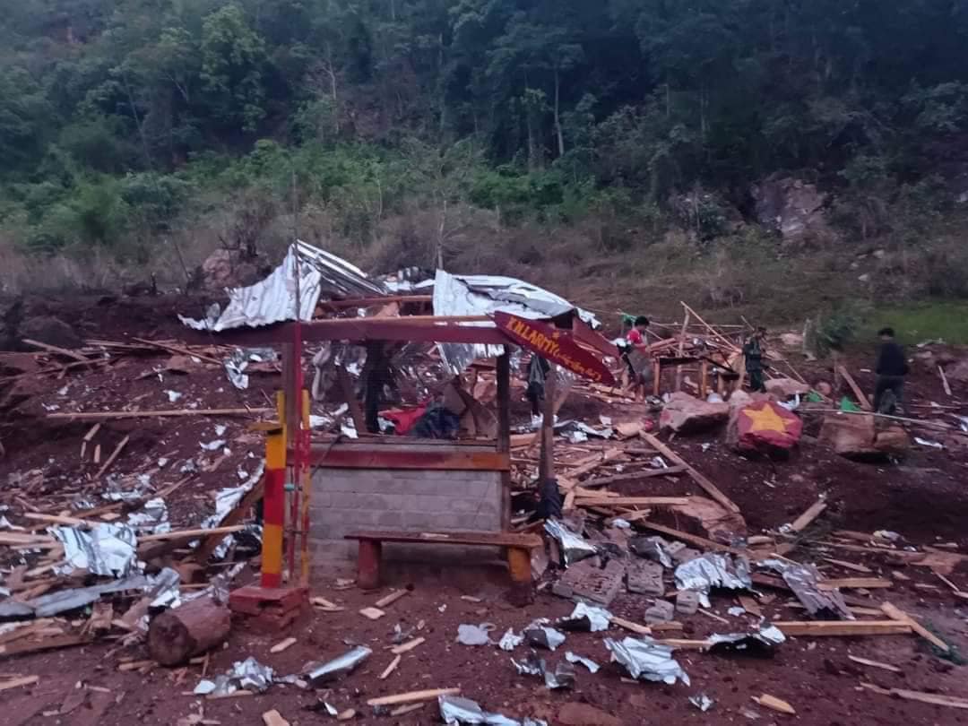 (ယနေ့ နံနက်ပိုင်းတွင် စစ်ကောင်စီက လေကြောင်းမှ ဗုံးကြဲတိုက်ခိုက်ခဲ့​သော ကယန်းပြည်သစ်တပ်မတော်၏ ဂိတ်စခန်းအားတွေ့ရစဥ်။ ဓာတ်ပုံ - PKPF)