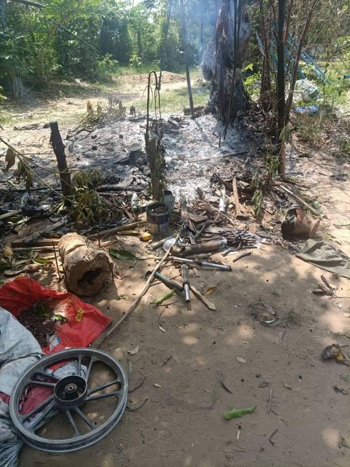 မီးရှို့ဖျက်ဆီးခံရသော Area 71PDFအဖွဲ့၏ စခန်းအား တွေ့ရစဥ်။ ဓာတ်ပုံ-Area 71 PDF