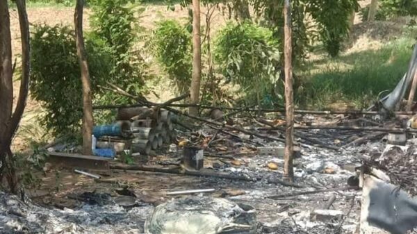 မီးရှို့ဖျက်ဆီးခံရသော Area 71PDFအဖွဲ့၏ စခန်းအား တွေ့ရစဥ်။ ဓာတ်ပုံ-Area 71 PDF