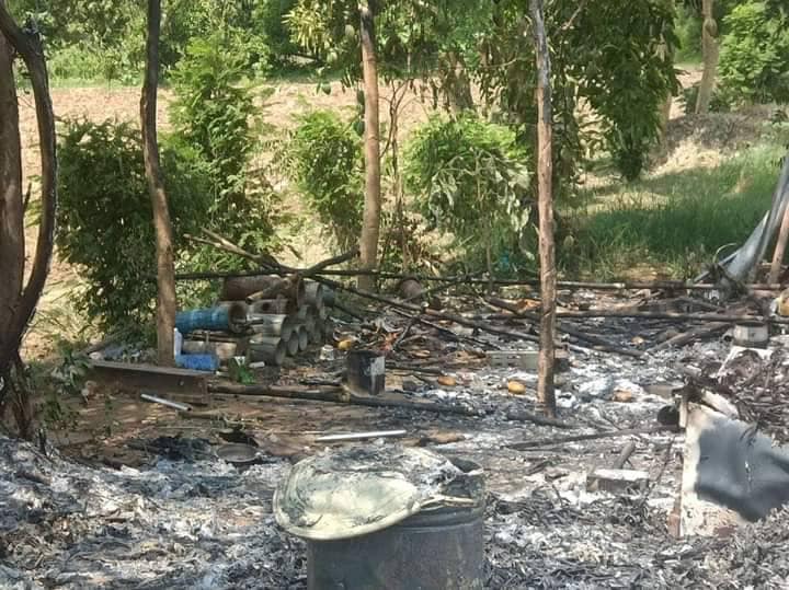 မီးရှို့ဖျက်ဆီးခံရသော Area 71PDFအဖွဲ့၏ စခန်းအား တွေ့ရစဥ်။ ဓာတ်ပုံ-Area 71 PDF