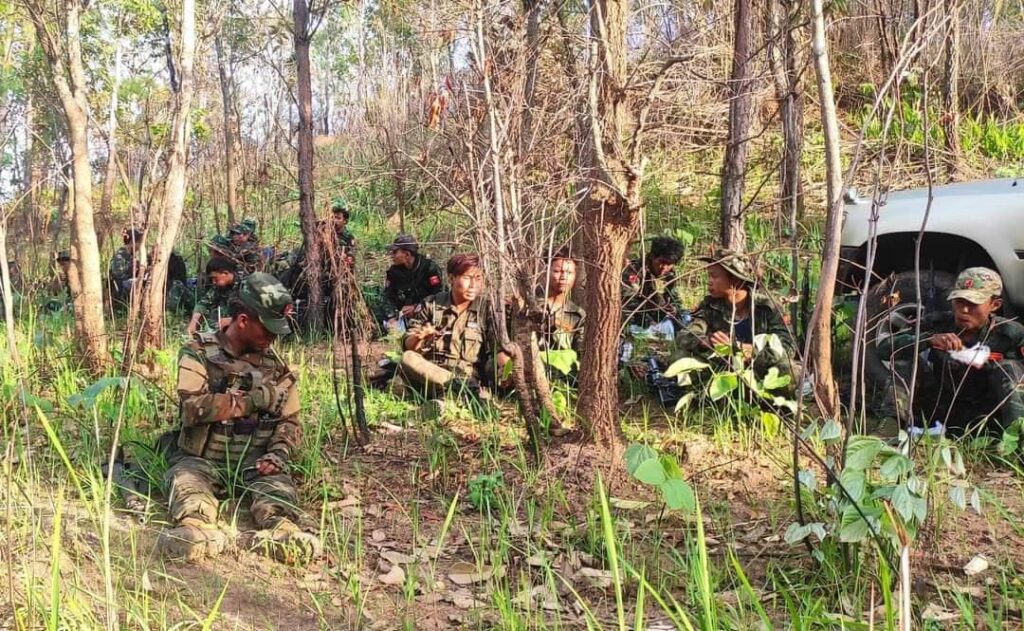 (ဖယ်ခုံမြို့တိုက်ပွဲ၌ သိမ်းဆည်းရရှိခဲ့သည့် လက်နက်ခဲယမ်းများနှင့် ရဲဘော်များအား တွေ့ရစဥ်။ ဓာတ်ပုံ - ၁၁၀၂ တပ်ရင်း)