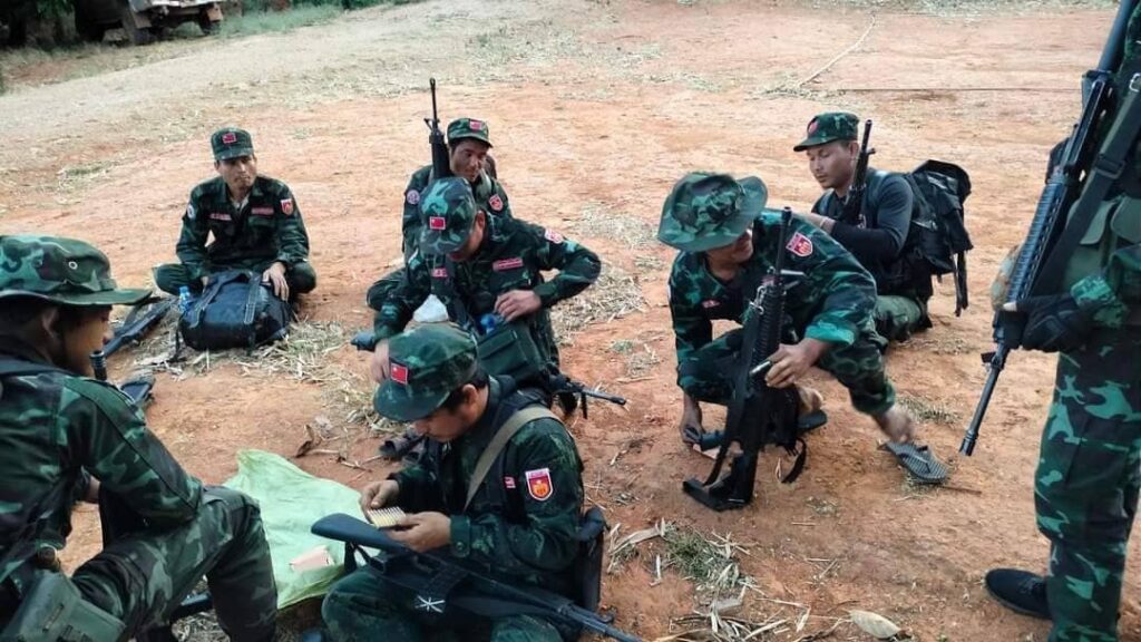 (ဖယ်ခုံမြို့တိုက်ပွဲ၌ သိမ်းဆည်းရရှိခဲ့သည့် လက်နက်ခဲယမ်းများနှင့် ရဲဘော်များအား တွေ့ရစဥ်။ ဓာတ်ပုံ - ၁၁၀၂ တပ်ရင်း)