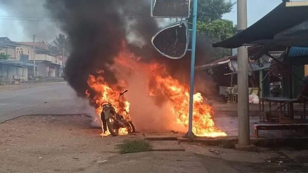 (ယနေ့ နံနက်ပိုင်းက မိုးဗြဲမြို့ပေါ်သို့ စစ်ကောင်စီ တပ်က ပစ်ခတ်သဖြင့် ထိခိုက်ပျက်စီးမှုများအား တွေ့ရစဉ်။ ဓာတ်ပုံ - CJ)