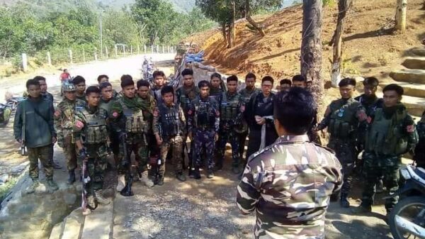 (ရှေ့တမ်းသွားမည့် CNAရဲဘော်များအား ဗိုလ်မှူးကြီးမှ Col. Solomonမှ ဆုမွန်ကောင်းတောင်းပေးနေစဉ်။ဓာတ်ပုံ - The Chin Journal)