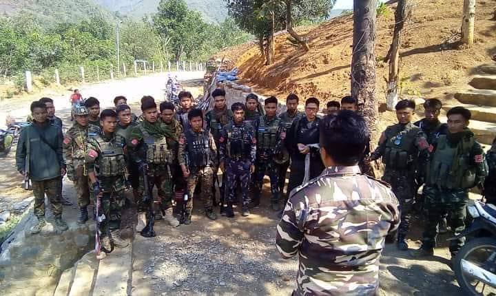 (ရှေ့တမ်းသွားမည့် CNAရဲဘော်များအား ဗိုလ်မှူးကြီးမှ Col. Solomonမှ ဆုမွန်ကောင်းတောင်းပေးနေစဉ်။ဓာတ်ပုံ - The Chin Journal)