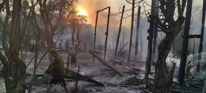 မီးရှို့ဖျက်ဆီးခံခဲ့​ရသော ရေစကြိုရေလယ်ကျွန်းဒေသရှိ ကျေးရွာများအား တွေ့ရစဥ်။ ဓာတ်ပုံ - Cj
