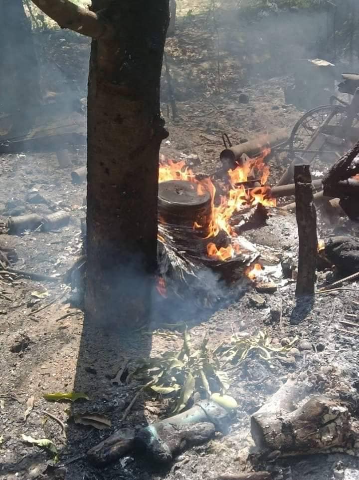မီးရှို့ဖျက်ဆီးခံရသော Area 71PDFအဖွဲ့၏ စခန်းအား တွေ့ရစဥ်။ ဓာတ်ပုံ-Area 71 PDF