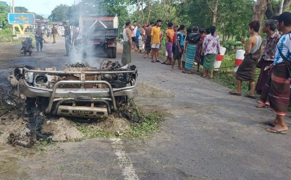 (ဒုံသမိတံတားဂိတ်တိုက်ခိုက်ခံရမှုအတွင်း သိမ်းဆည်းရမိသော လက်နက်ခဲယမ်းများအားတွေ့ရစဉ်နှင့် ဒုံသမိတံတားတိုက်ပွဲပြီးနောက်မြင်ကွင်း။ ဓာတ်ပုံ - KNLA၊CJ)