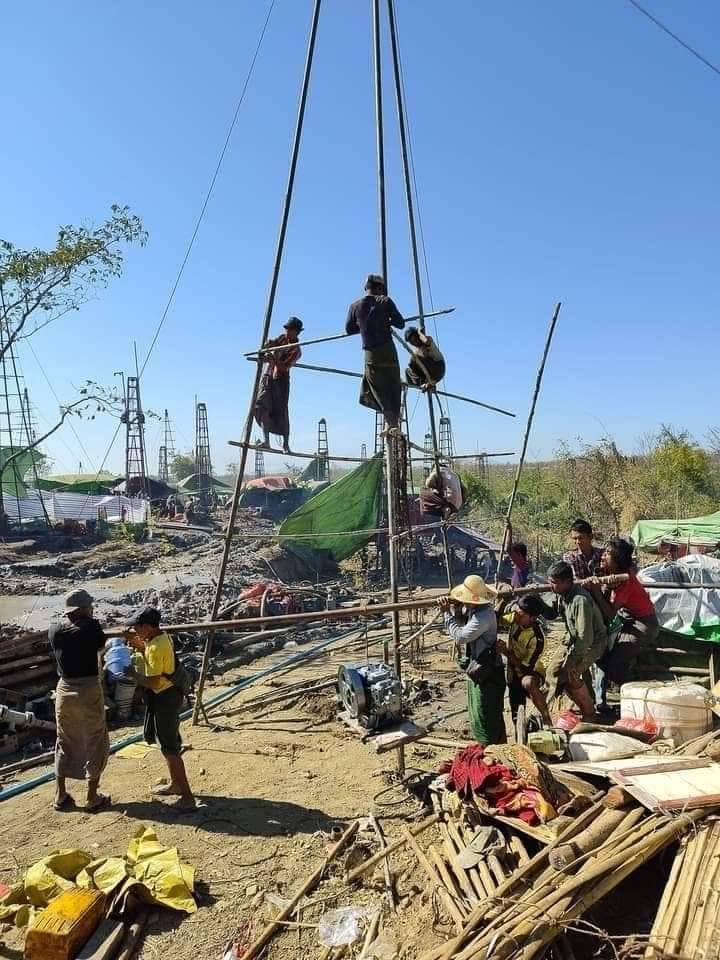 (တပ်မရေနံမှော် မပိတ်ရသေးခင်ပုံနှင့် စစ်ကောင်စီတပ်က ဖျက်ဆီးပြီးနောက်တွေ့ရသောပုံ။ဓါတ်ပုံ-CJ)