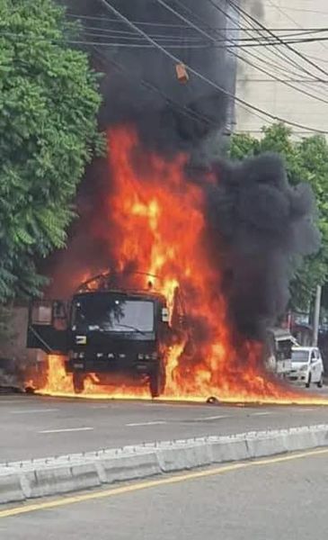 (ရန်ကုန်တွင် စစ်ကောင်စီနှင့်ပတ်သက်သည့် နေရာများအား မြို့ပြပြောက်ကျားအဖွဲ့များက တိုက်ခိုက်ခဲ့သည့် မြင်ကွင်းများ။ ဓာတ်ပုံ - CJ)