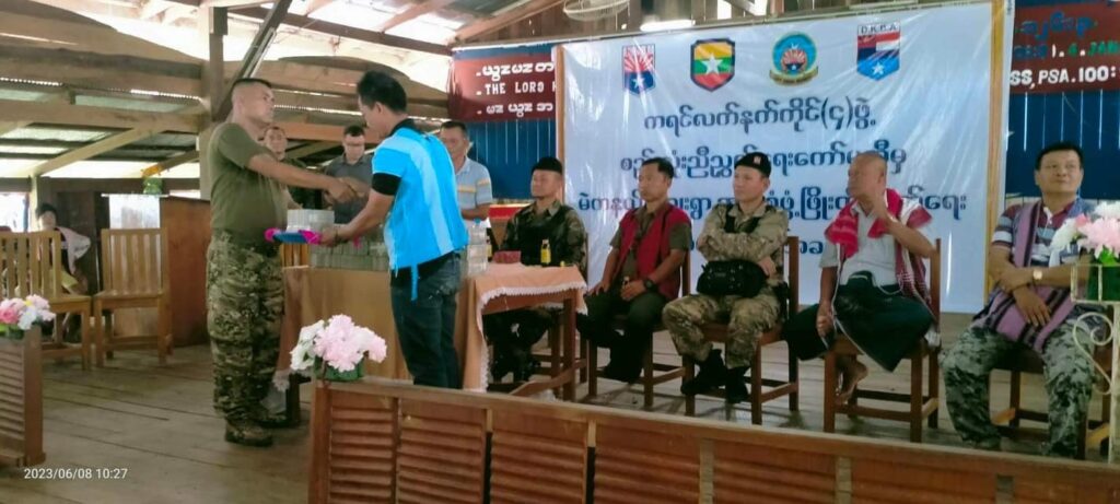 (ကရင့်လက်နက်ကိုင် လေးဖွဲ့စည်းလုံးညီညွတ်ရေးကော်မတီက လေးကေ့ကော်ဒေသအနီးတဝိုက်ရှိ စစ်ရှောင်ပြည်သူများအားစားနပ်ရိက္ခာများ ထောက်ပံ့ပေးအပ်နေစဥ်။ ဓာတ်ပုံ - ပေးပို့)