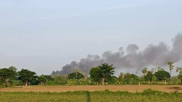 ယနေ့နံနက်ပိုင်းက ရွာသစ်ကျေးရွာကို စစ်ကောင်စီတပ်က မီးတင်ရှို့နေသည်ကို အဝေးမှမြင်တွေ့ရစဥ်။ ဓာတ်ပုံ- ခင်ဦးမြို့နယ် သတင်းမှန်ပြန်ကြားရေးအဖွဲ့