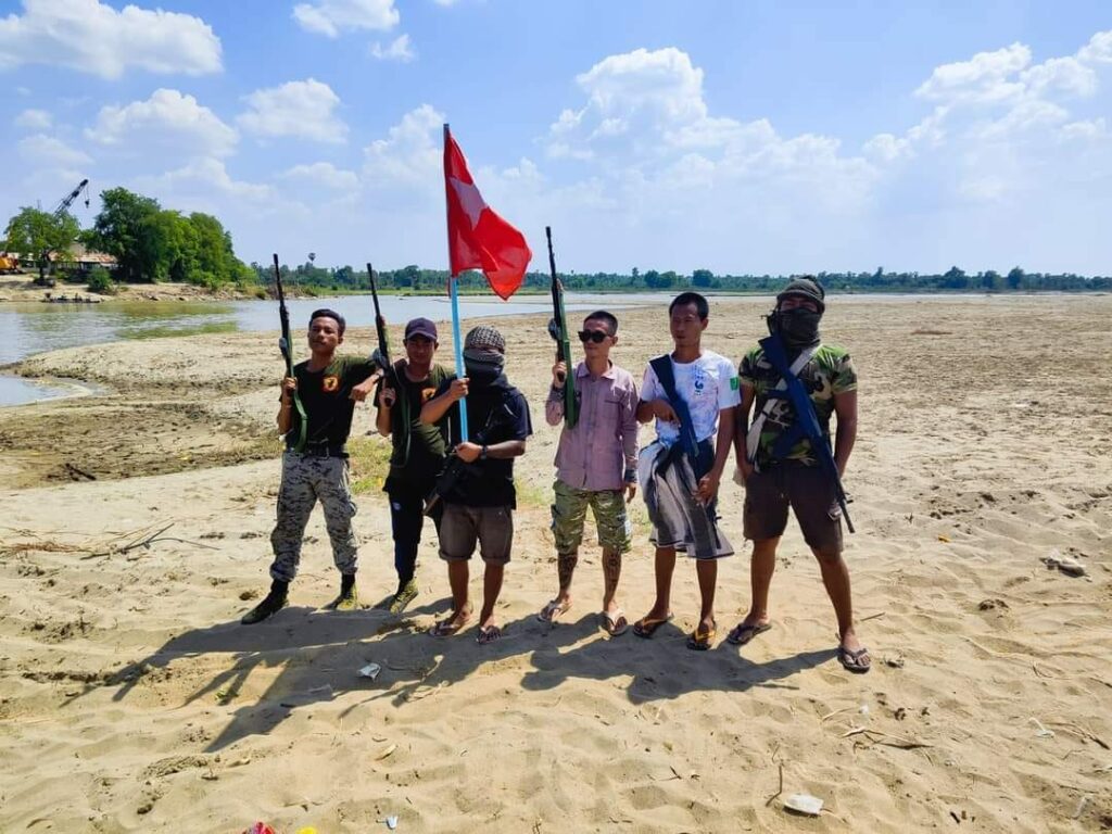 (NUGက Pale Jokers PDFနှင့်ခရိုင်တပ်ရင်းများကို တပ်ဆင်ပေးသည့် မောင်းပြန်သေနတ်များအား တွေ့ရစဥ်။ ဓာတ်ပုံ - Pale Jokers PDF၊CJ)